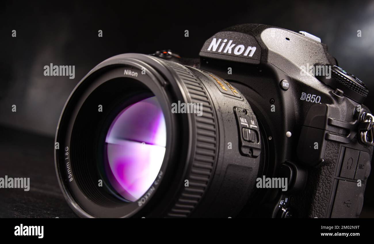 POZNAN, POL - NOV 12, 2021: Nikon D850, un marchio di Nikon Corporation, una società con sede a Tokyo, Giappone, specializzata in ottica e produzione di immagini Foto Stock