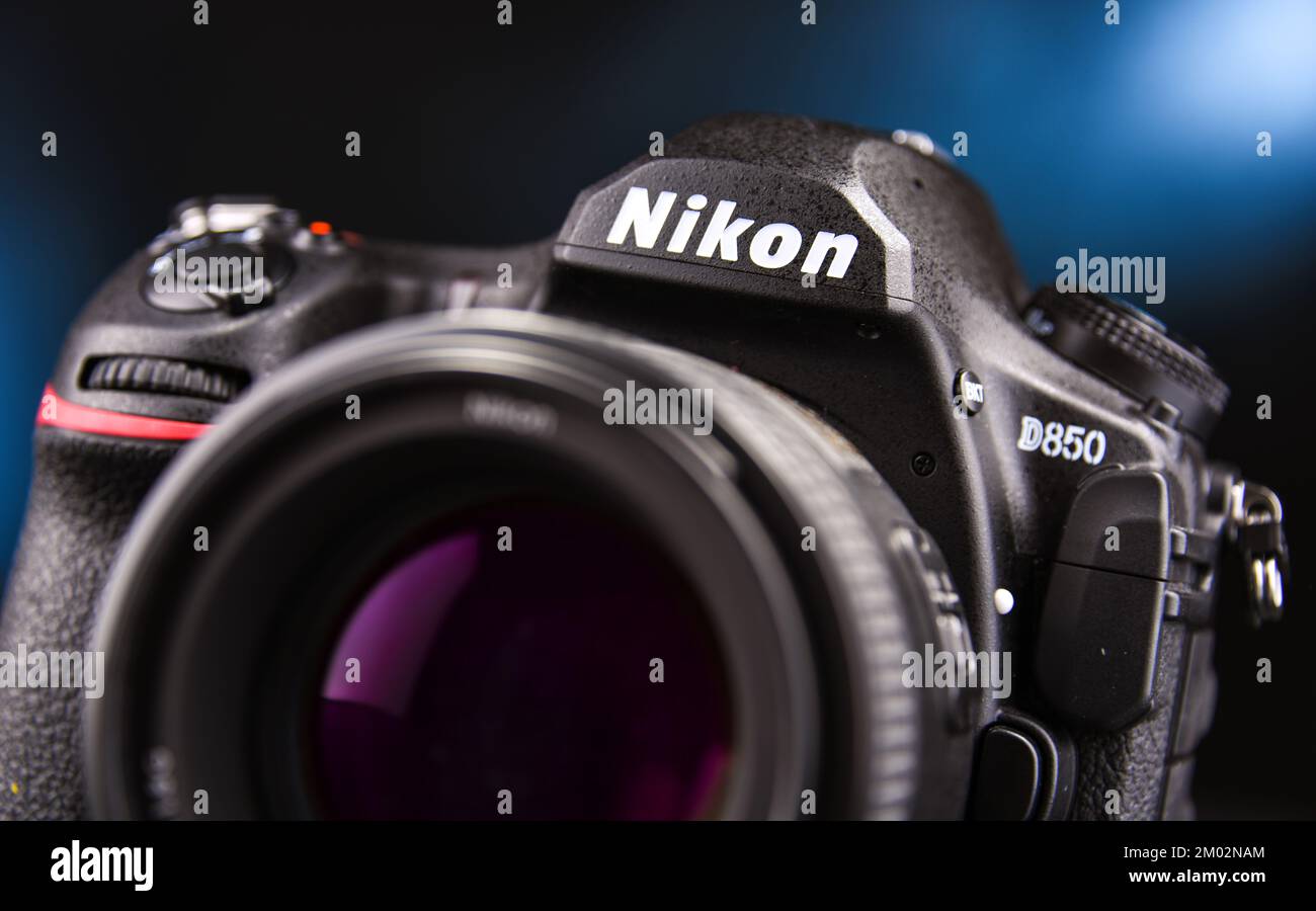 POZNAN, POL - NOV 12, 2021: Nikon D850, un marchio di Nikon Corporation, una società con sede a Tokyo, Giappone, specializzata in ottica e produzione di immagini Foto Stock