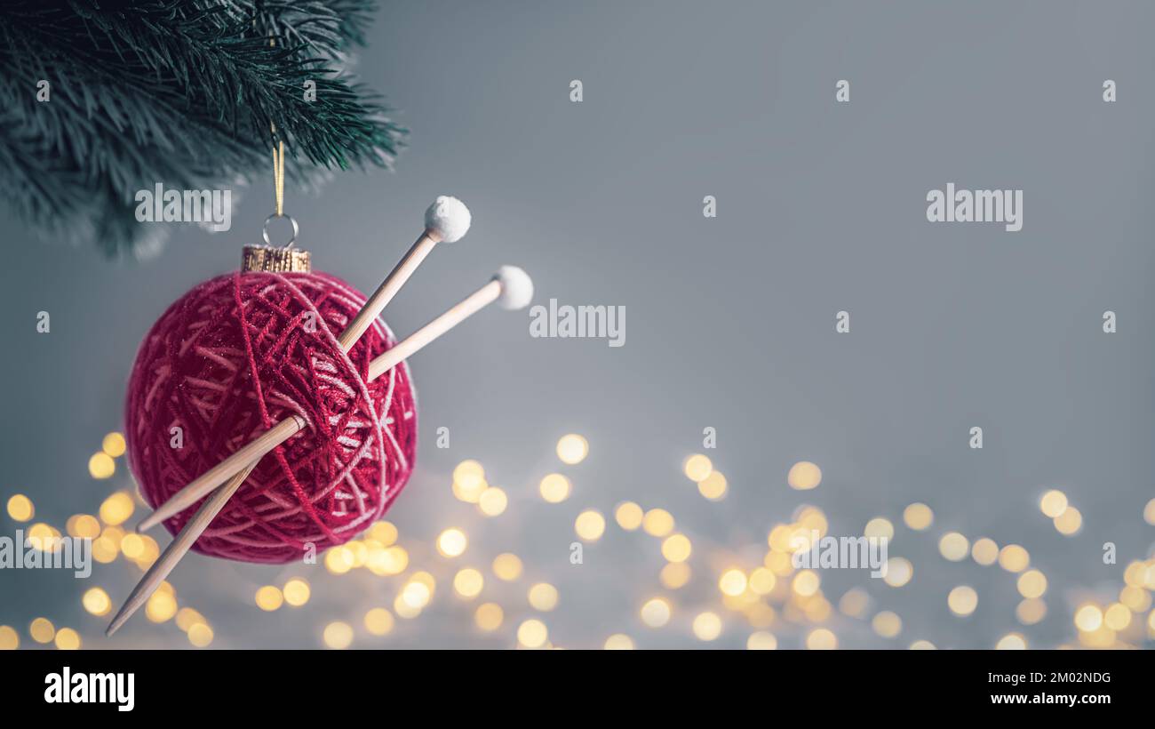 Viva Magenta palla di Natale in forma di una palla di fili con raggi sull'albero di Natale. ago. con spazio di copia Foto Stock