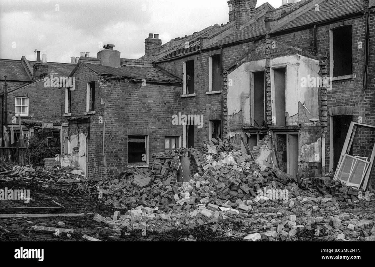 Archivio 1976 Fotografia delle case in parte demolite a William Street, Finchley. Foto Stock