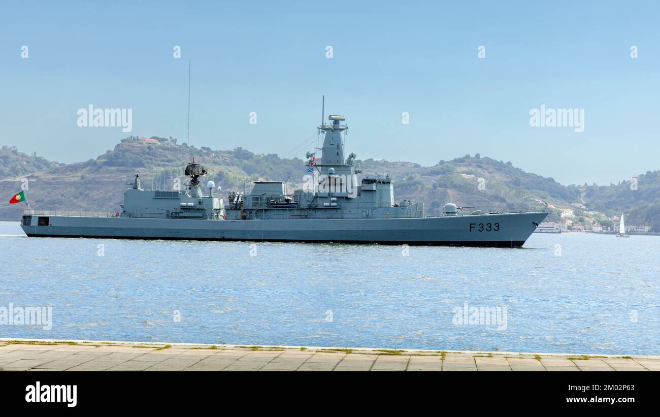 Lisbona, Portogallo. La fregata marina portoghese Bartolomeu Dias di 3.320 tonnellate vista sul fiume Tago, Lisbona. Fu costruita nei Paesi Bassi, commiss Foto Stock
