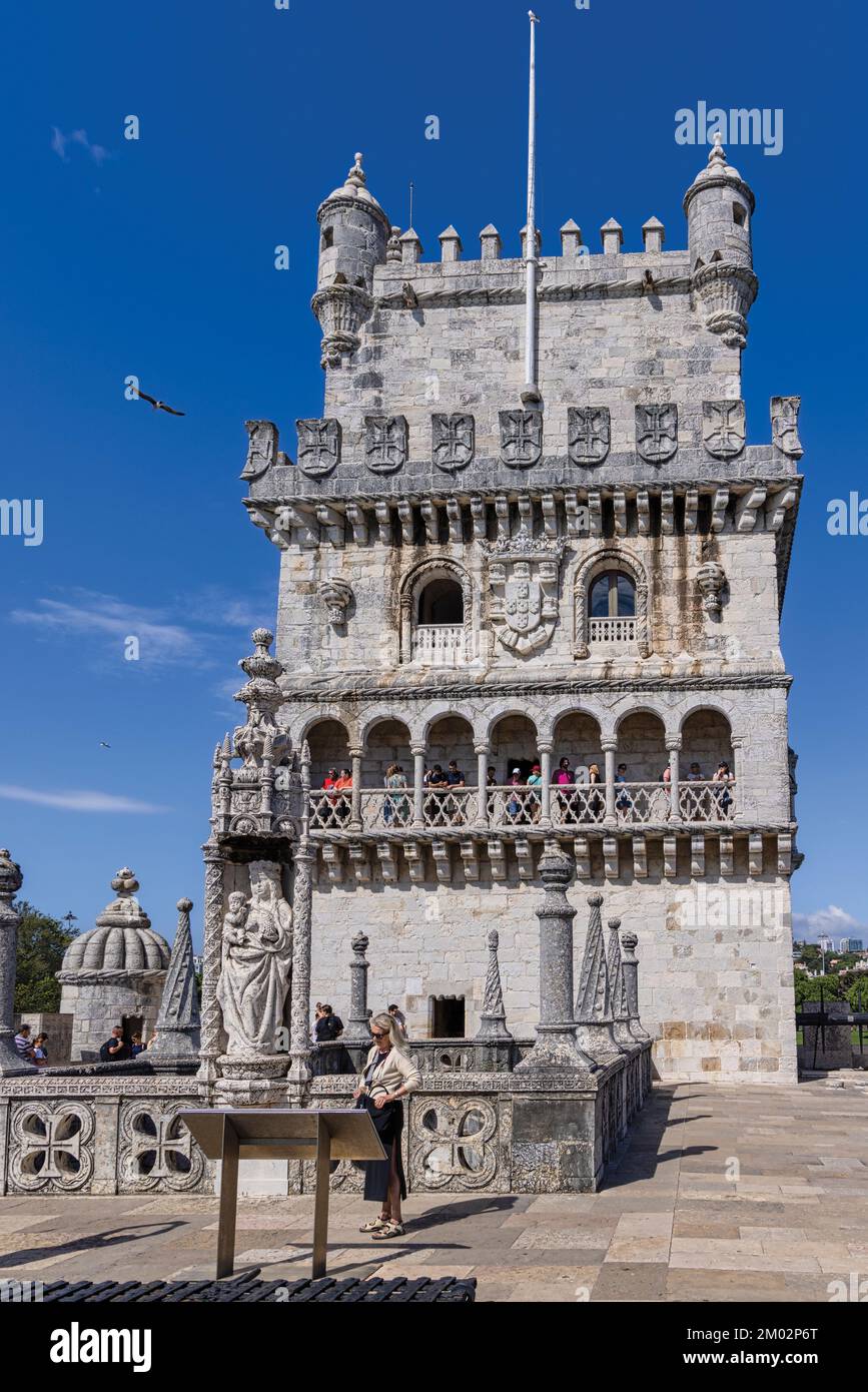 Lisbona, Portogallo. Il 16th ° secolo Torre de Belem o Torre di Belem. La torre vista dalla terrazza bulwark. La torre è un esempio importante di ma Foto Stock