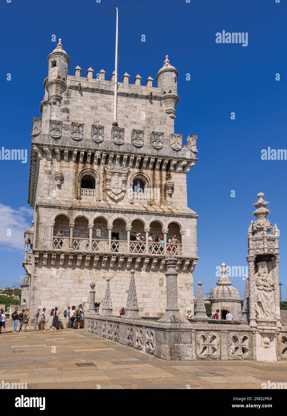 Lisbona, Portogallo. Il 16th ° secolo Torre de Belem o Torre di Belem. La torre vista dalla terrazza bulwark. La torre è un esempio importante di ma Foto Stock