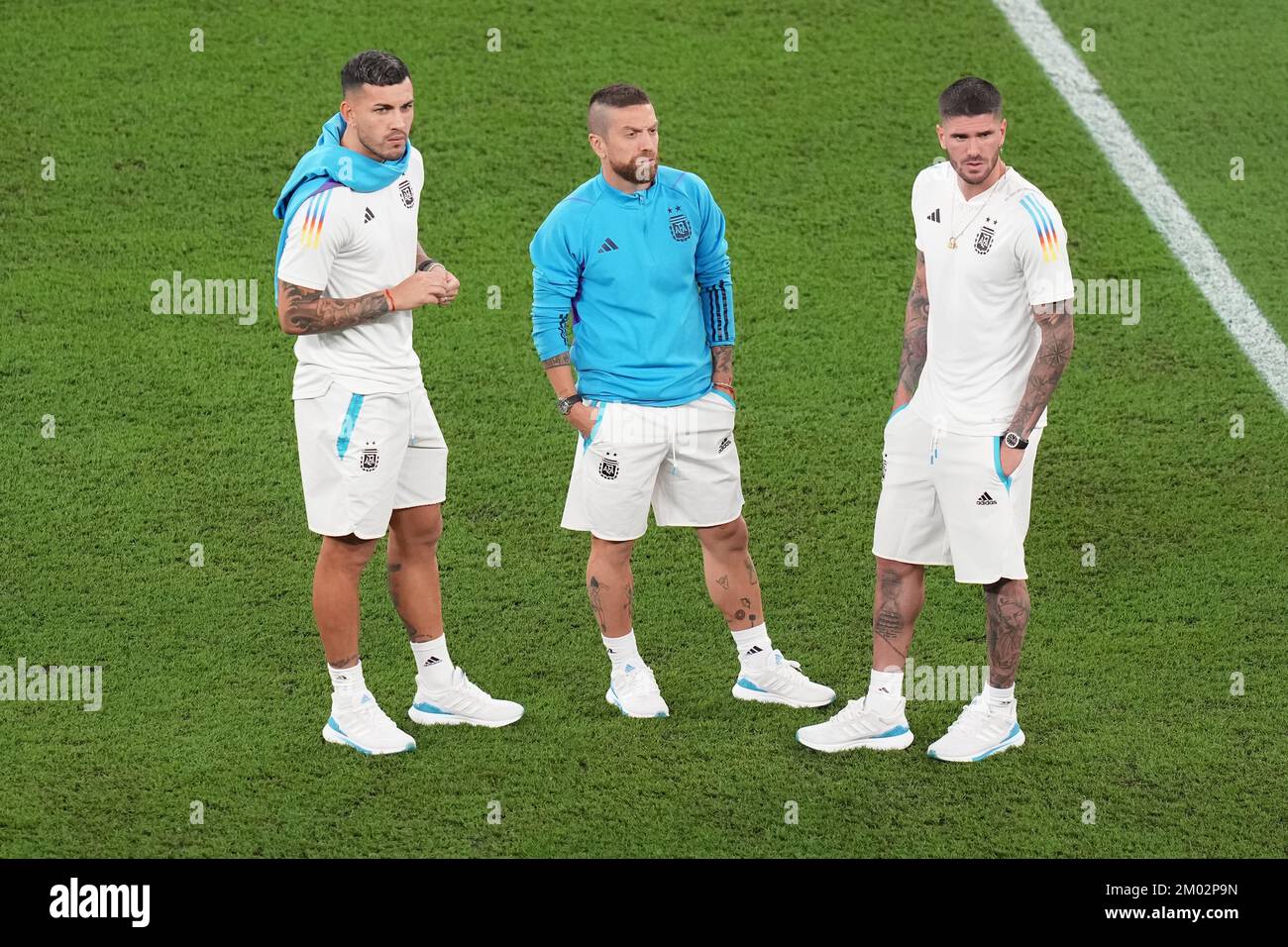 Leandro Paredes, Papu Gomez e Rodrigo De Paul dell'Argentina sul campo prima della partita di Coppa del mondo FIFA del 16 allo stadio Ahmad Bin Ali di al Rayyan, Qatar. Data immagine: Sabato 3 dicembre 2022. Foto Stock