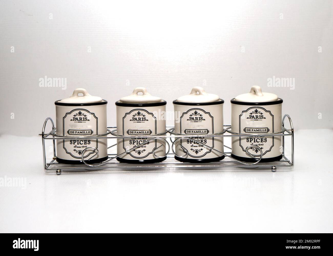 Erbe e spezie in pentole d'argento, isolate su fondo bianco. Foto Stock