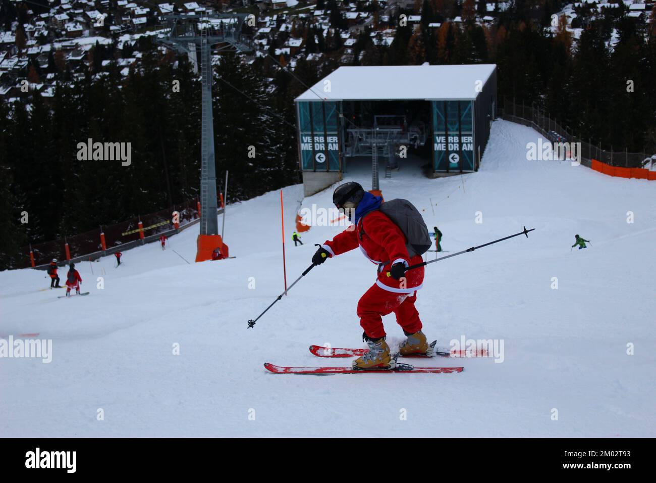 Verbier, Svizzera. 3rd Dec, 2022. La stagione invernale si apre ufficialmente nel comprensorio sciistico di Verbier 4Vallées. Come da tradizione, migliaia di sciatori e snowboarder vestono come St Nicholas o Babbo Natale e ricevere uno sconto per sciare per il giorno. Credit: Aldercy Carling/Alamy Live News Foto Stock