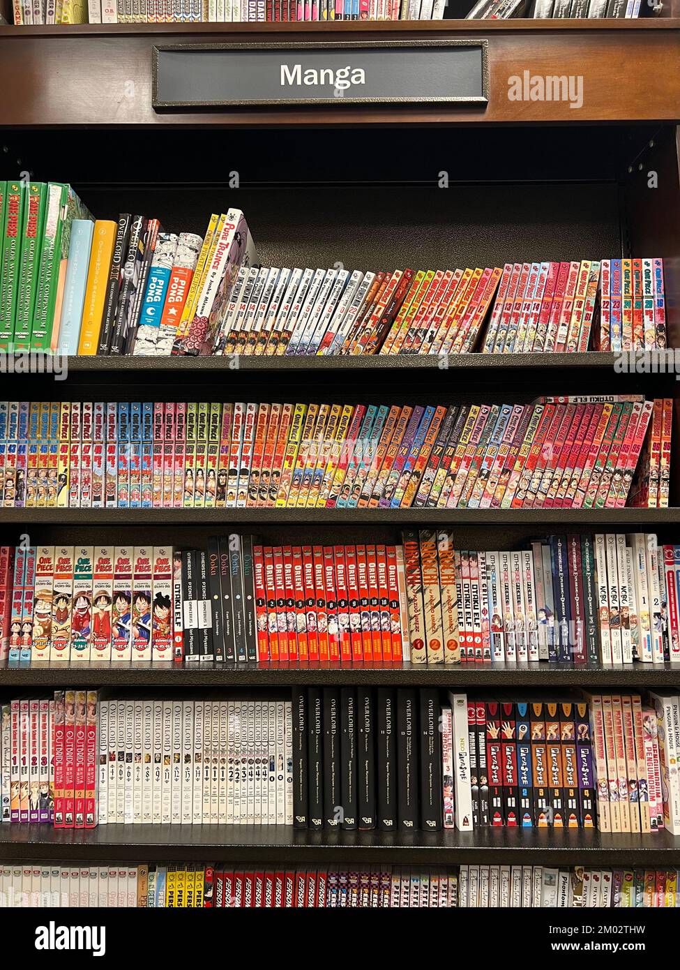 I romanzi grafici del tipo di Manga sono molto popolari come indicato da  questa zona relativamente grande delle librerie ad una libreria in NYC.  Manga (giapponese: 漫画 [maŋga])[a] sono fumetti o graphic