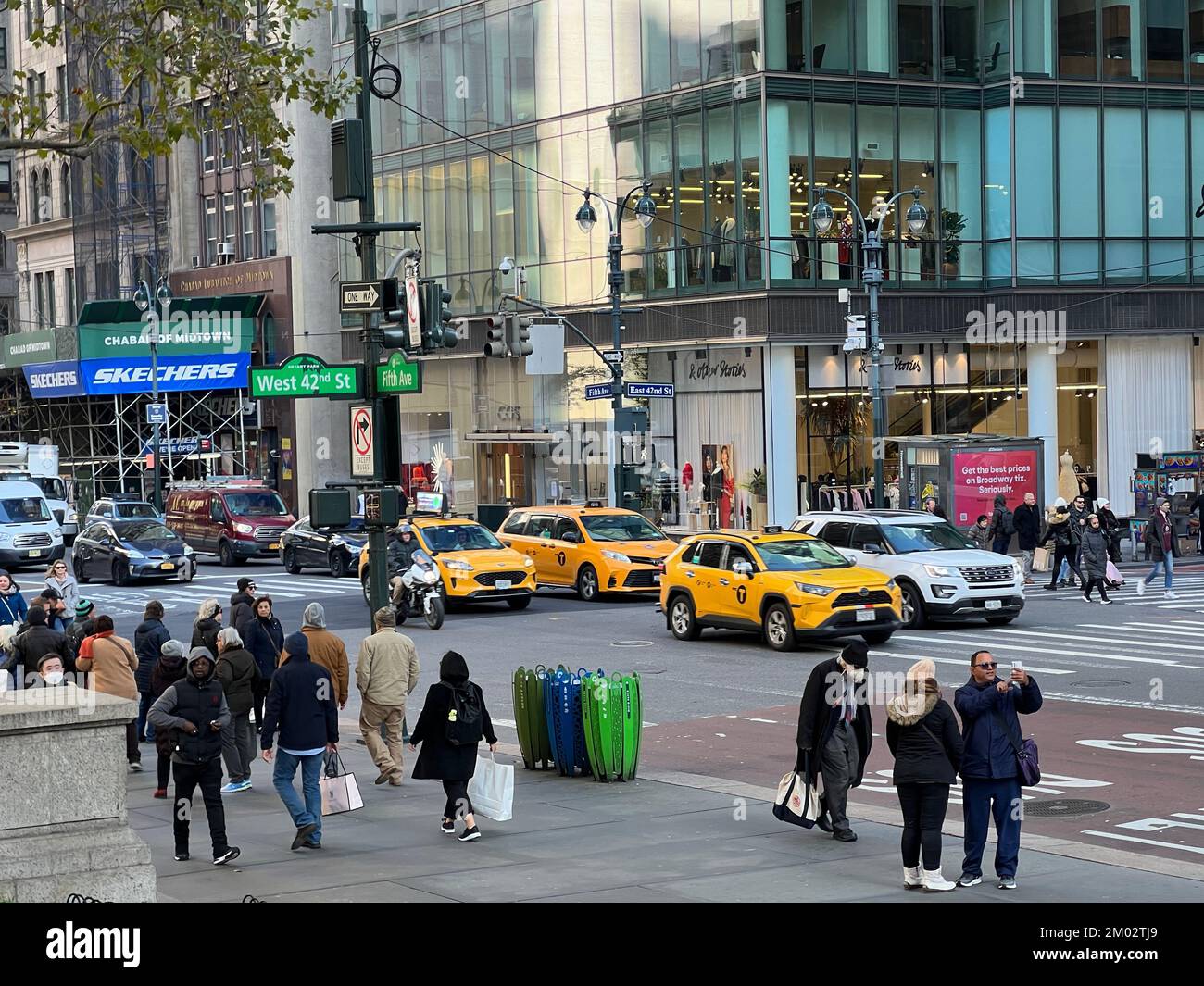 Angolo tra 5th Avenue e 42nd Street durante il tardo autunno a New York City. Foto Stock