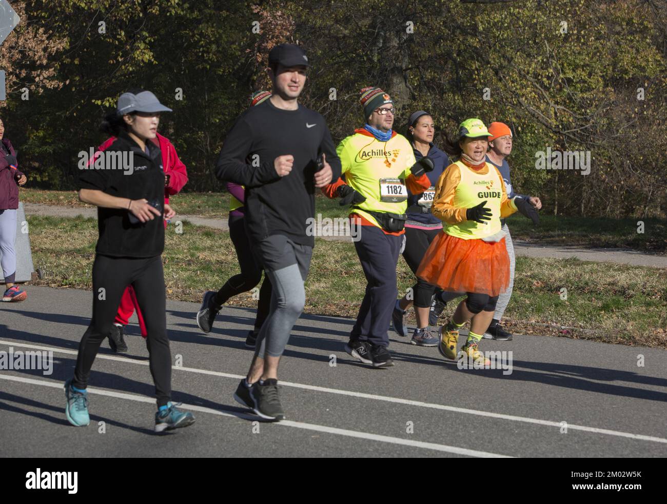Il Thanksgiving Morning 5K Turkey Trot annuale è una corsa popolare per persone di tutte le età, con molte famiglie che corrono insieme a Prospect Park, Brooklyn, New York. Foto Stock