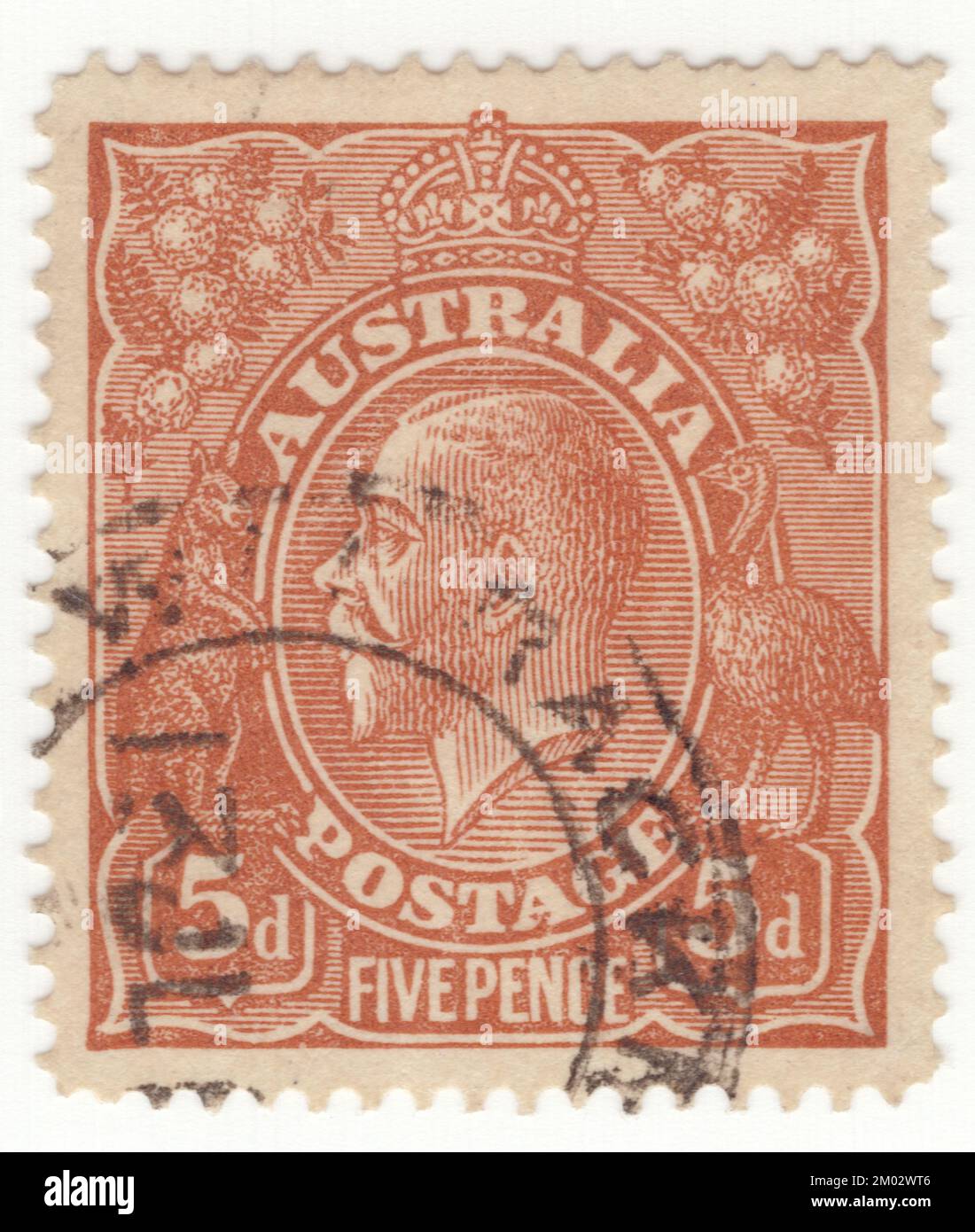 AUSTRALIA — 1915: Un francobollo arancione-marrone da 5 penzi che mostra il ritratto di re Giorgio V (George Frederick Ernest Albert) fu re del Regno Unito e dei domini britannici, e imperatore d'India, dal 6 maggio 1910 fino alla sua morte nel 1936. Nato durante il regno di sua nonna Regina Vittoria, Giorgio era il secondo figlio di Alberto Edoardo, Principe di Galles, ed era terzo nella linea di successione al trono britannico dietro suo padre e suo fratello maggiore, il Principe Alberto Vittore Foto Stock