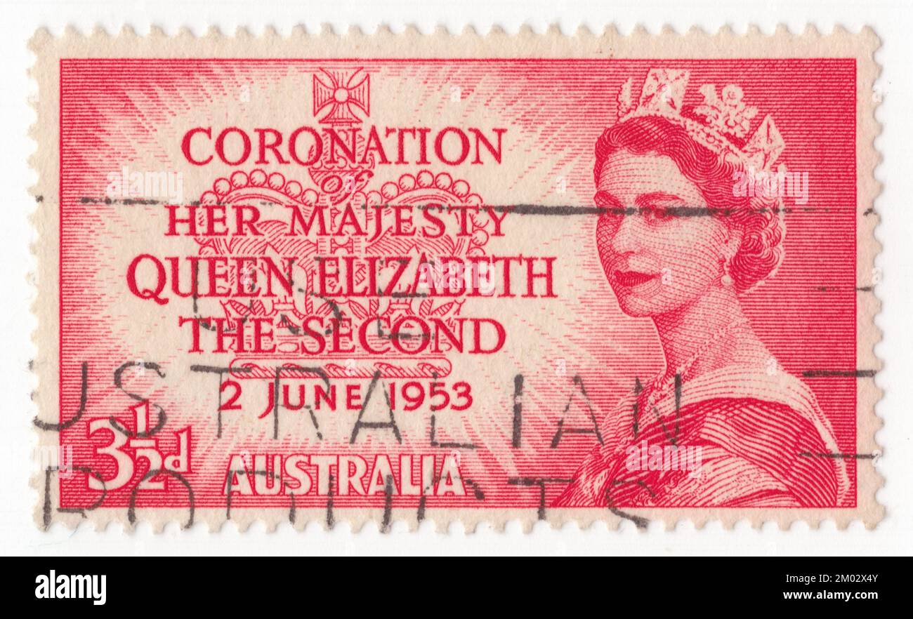 AUSTRALIA — 1953 giugno 2: Un francobollo rosso-marrone 3½ pence raffigurante il ritratto della Regina Elisabetta II, numero di incoronazione. Elisabetta II (Elizabeth Alexandra Mary) fu Regina del Regno Unito e di altri regni del Commonwealth dal 6 febbraio 1952 fino alla sua morte nel 2022. Fu regina regnante di 32 stati sovrani durante la sua vita, ed era capo di stato di 15 regni al momento della sua morte. Il suo regno di 70 anni e 214 giorni fu il più lungo di qualsiasi monarca britannico e il più lungo regno verificato di qualsiasi monarca femminile nella storia Foto Stock