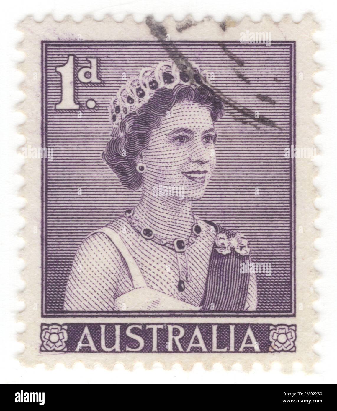 AUSTRALIA - 1959 febbraio 2: Francobollo viola opaco da 1 pence raffigurante ritratti della regina Elisabetta II, monarca regnante dell'Australia. Elisabetta II (Elizabeth Alexandra Mary) fu Regina del Regno Unito e di altri regni del Commonwealth dal 6 febbraio 1952 fino alla sua morte nel 2022. Fu regina regnante di 32 stati sovrani durante la sua vita, ed era capo di stato di 15 regni al momento della sua morte. Il suo regno di 70 anni e 214 giorni fu il più lungo di qualsiasi monarca britannico e il più lungo regno verificato di qualsiasi monarca femminile nella storia Foto Stock