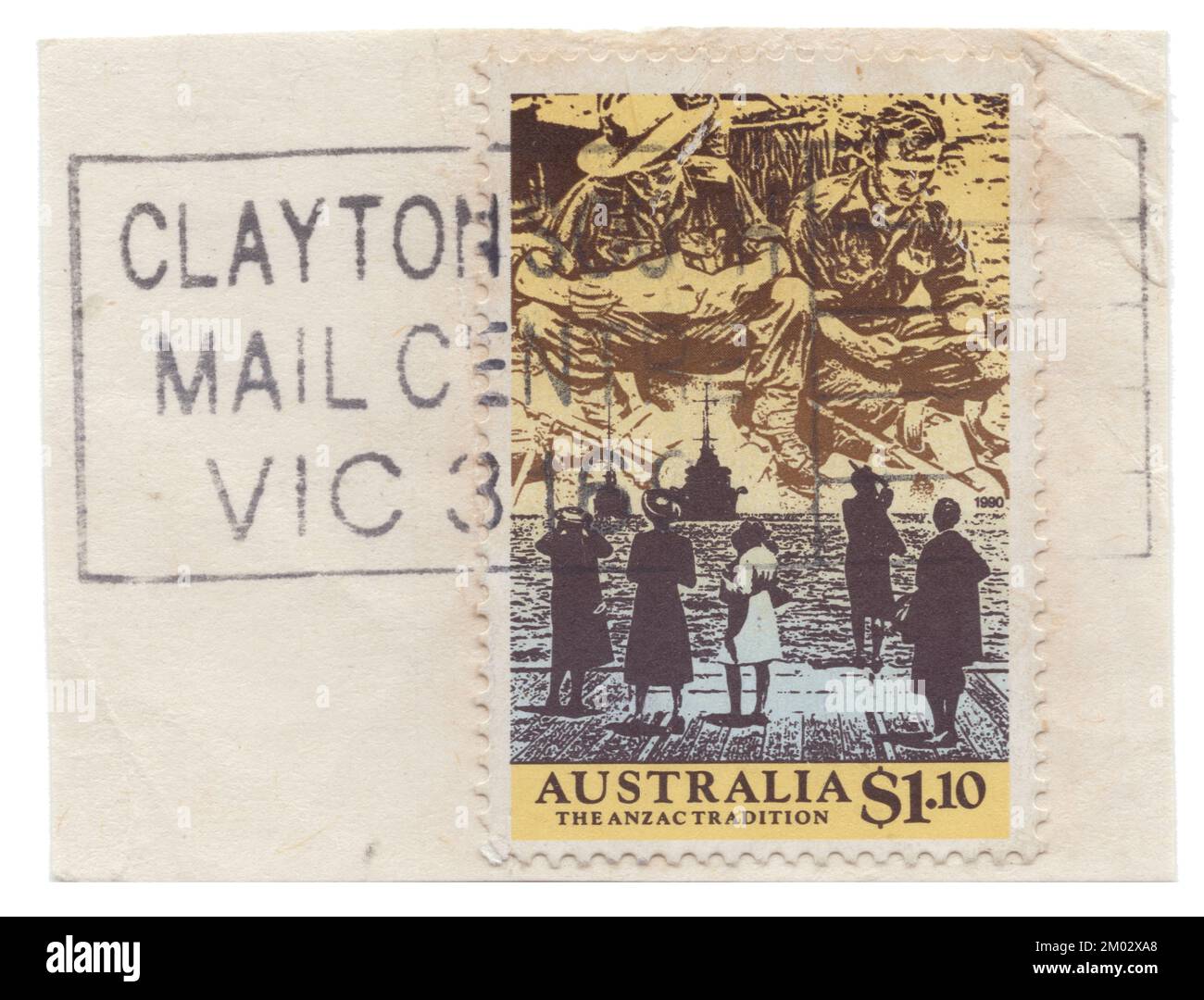 AUSTRALIA — 1990 aprile 12: Un francobollo multicolore da 1 dollari e 10 centesimi raffigurante scene di WW II, 1940-1941: Anzacs che legge posta da casa, 5 donne che guardano la partenza di 2 navi. Australia e Nuova Zelanda Army Corps (ANZAC) Foto Stock