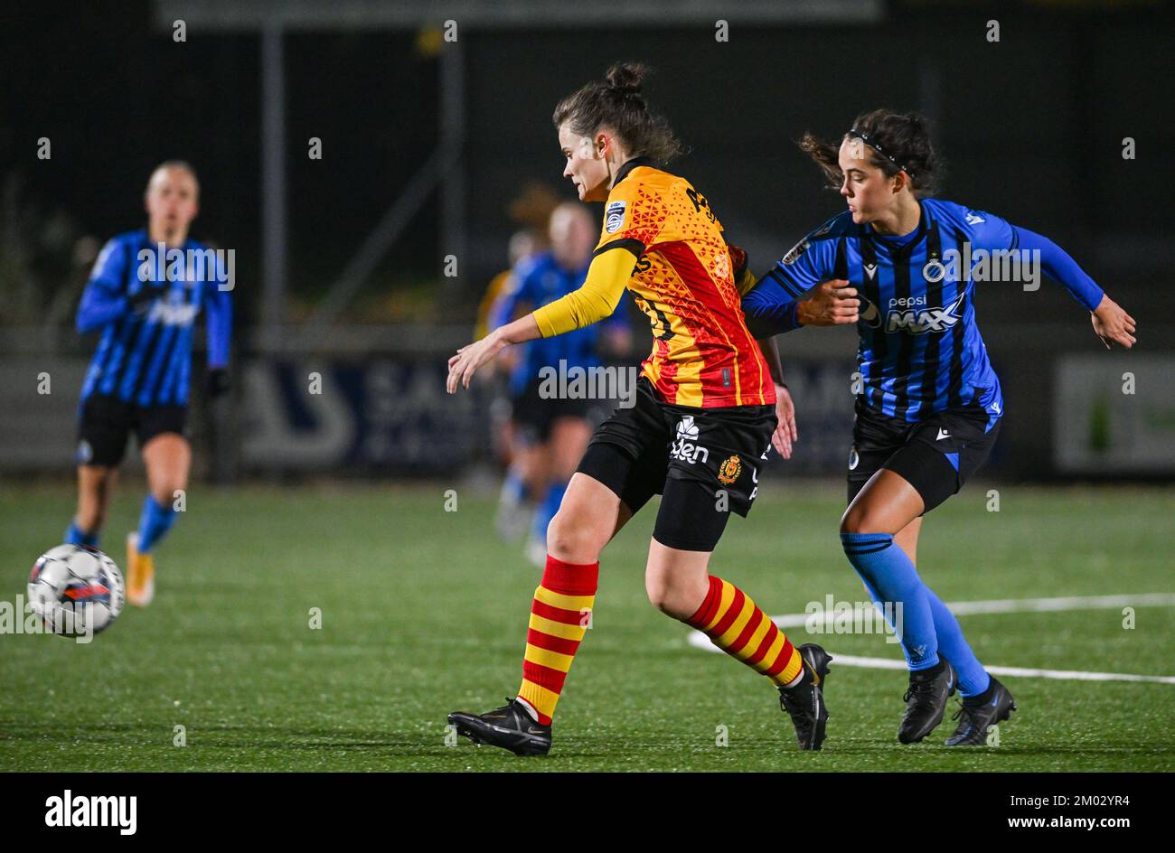 Aalter, Belgio. 03rd Dec, 2022. Liesl Dupont (9) di KV Mechelen e Saar Verdonck (6) di Brugge nella foto si batte per la palla durante una partita di calcio femminile tra il Club Brugge Dames YLA e il KV Mechelen il 13th° giorno della stagione 2022 - 2023 della belga Lotto Womens Super League , sabato 5 novembre 2022 ad Aalter, Belgio. PHOTO SPORTPIX | DAVID CATRY Credit: David Catry/Alamy Live News Foto Stock