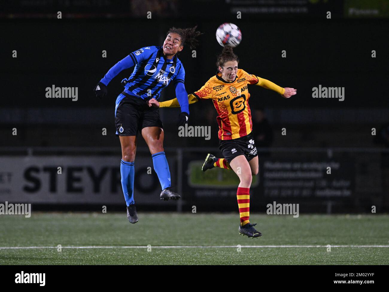 Aalter, Belgio. 03rd Dec, 2022. Roosa Ariyo (20) di Brugge nella foto combatteva per la palla con Hanne Hellinx (6) di KV Mechelen durante una partita di calcio femminile tra il Club Brugge Dames YLA e il KV Mechelen il 13th° giorno della stagione 2022 - 2023 della belga Lotto Womens Super League , sabato 5 novembre 2022 ad Aalter, Belgio. PHOTO SPORTPIX | DAVID CATRY Credit: David Catry/Alamy Live News Foto Stock