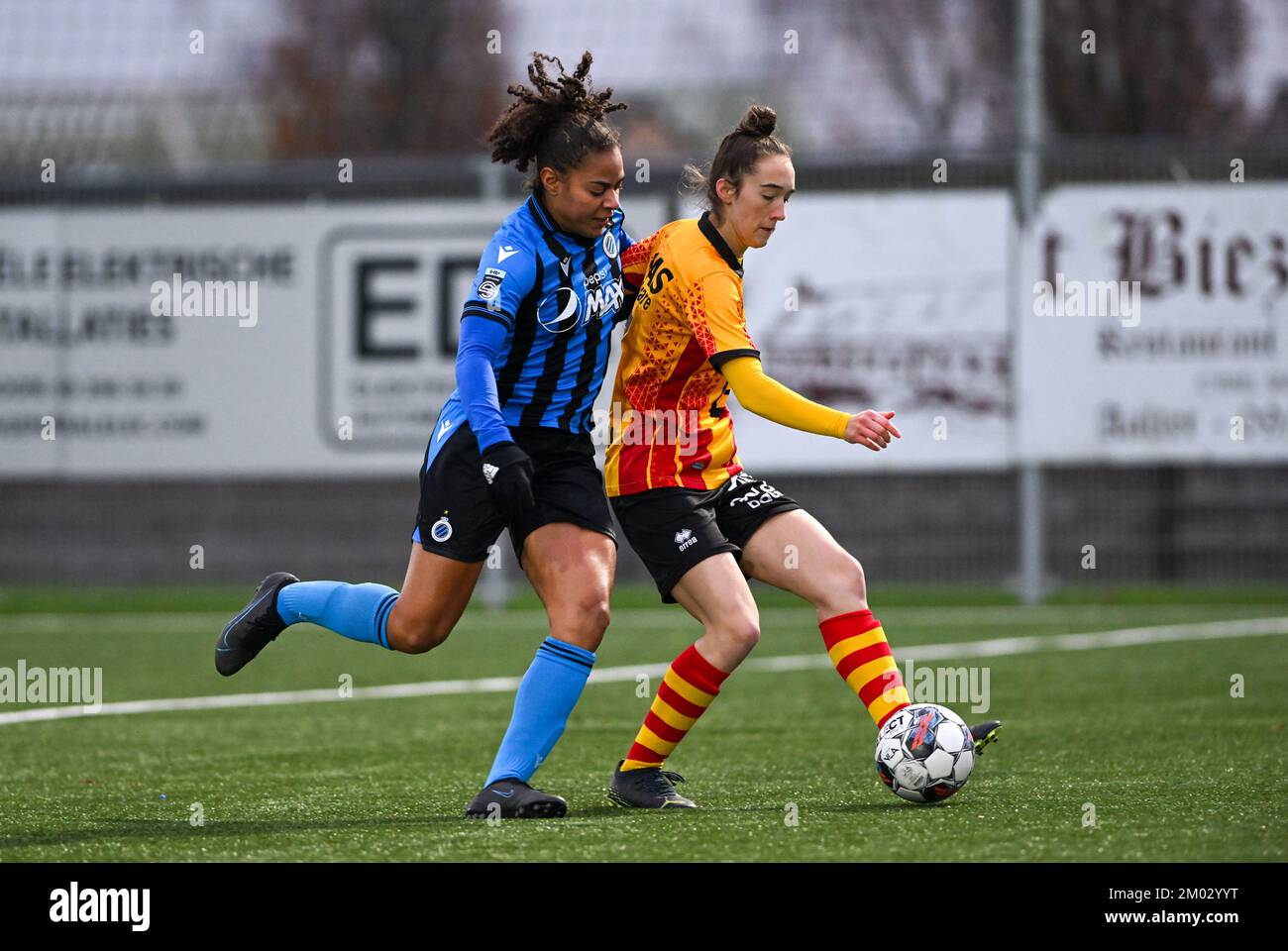 Aalter, Belgio. 03rd Dec, 2022. Roosa Ariyo (20) di Brugge ha ritratto in duello con Hanne Hellinx (6) di KV Mechelen durante una partita di calcio femminile tra il Club Brugge Dames YLA e il KV Mechelen il 13th° giorno della stagione 2022 - 2023 della Lega belga Lotto Womens Super League , sabato 5 novembre 2022 ad Aalter, Belgio. PHOTO SPORTPIX | DAVID CATRY Credit: David Catry/Alamy Live News Foto Stock