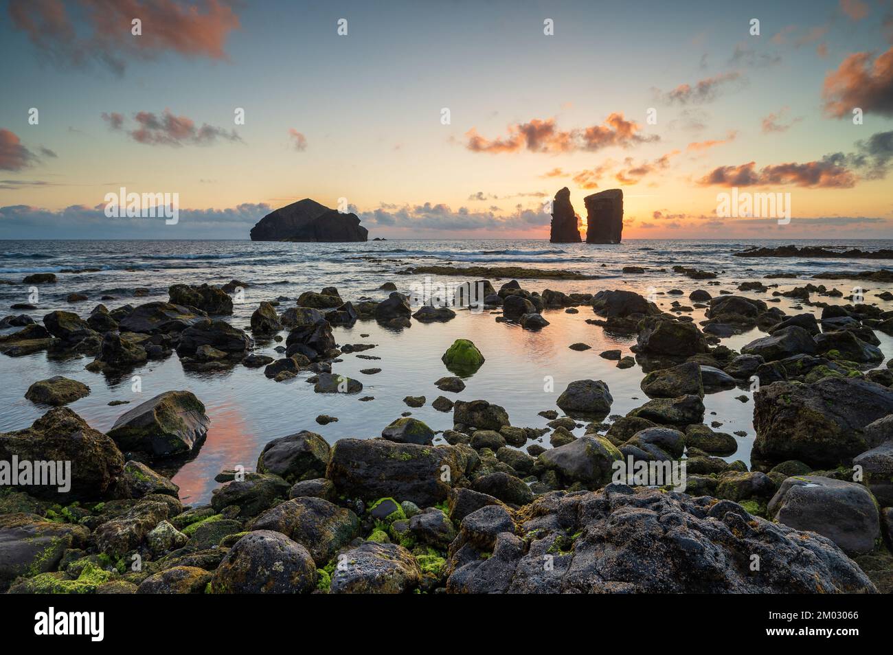 Incredibile tramonto sulla spiaggia di Mosteiros con i suoi isolotti, Azzorre Sao Miguel isola, Portogallo. Tramonto paesaggio sul mare sulle coste su una bellissima Foto Stock