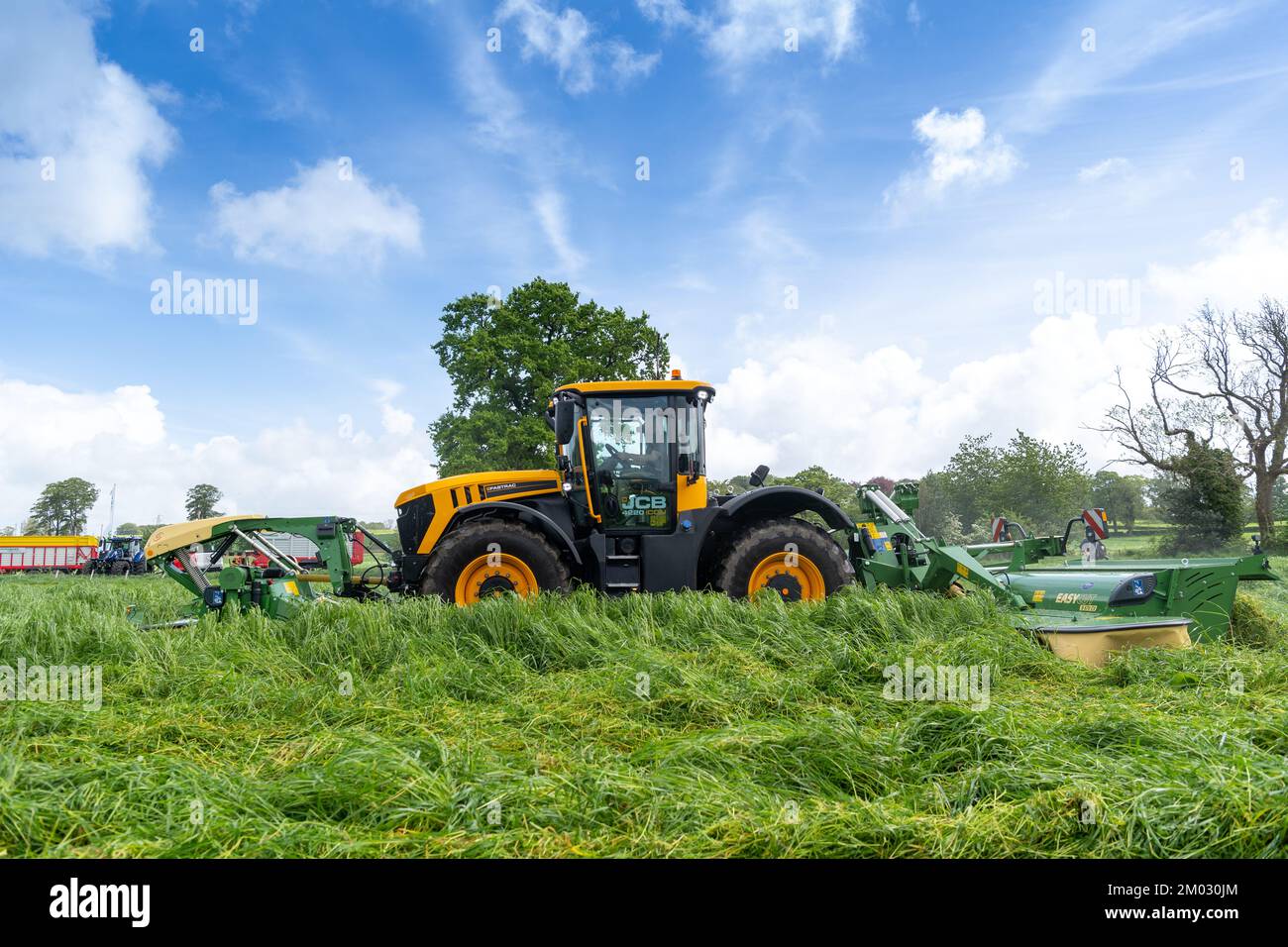 JCB 4220 Icon falciatura Fastrac con sistema di falciatura Krone Easycut attivato. Dumfries, Regno Unito. Foto Stock