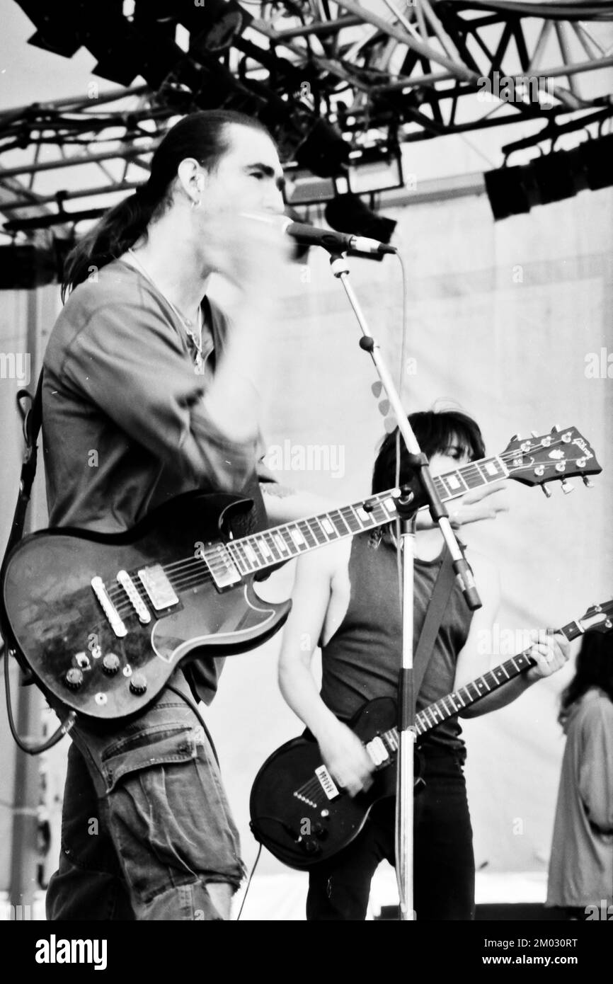 New Model Army live in concerto - Adrian Portas (chitarra), Nelson (basso) e Justin Sullivan (chitarra e voce) si esibiscono dal vivo sul palco con New Model Army al Tamaris Rock Festival 1990 in Francia Foto Stock