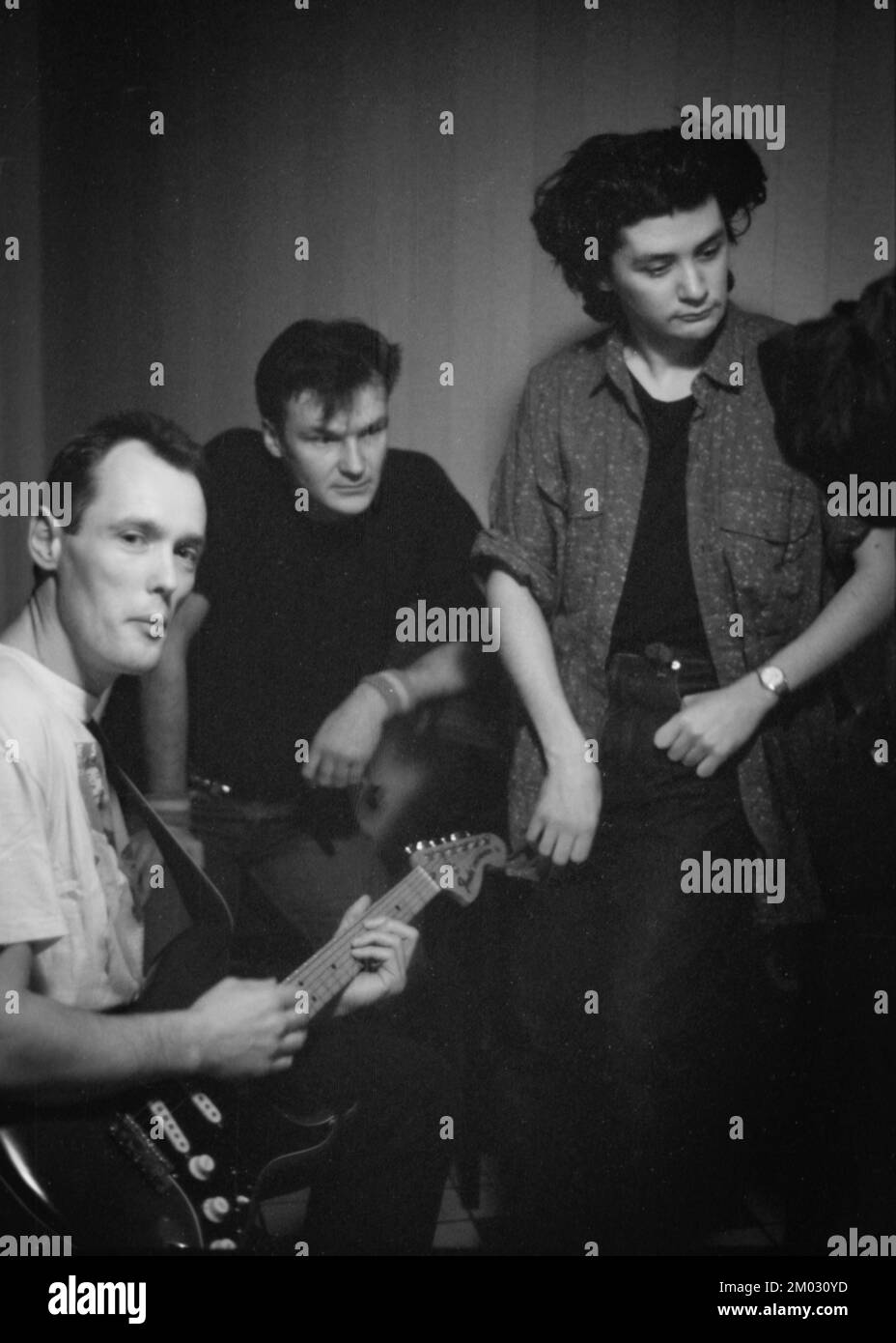 Marc Seberg backstage in Bretagna, Francia - Anzia (chitarra) Pierre Thomas (batteria) e Pierre Corneau (basso) della band francese Marc Seberg, backstage prima del loro concerto al teatro Mac Orlan il 14 marzo 1990, a Brest, in Francia Foto Stock