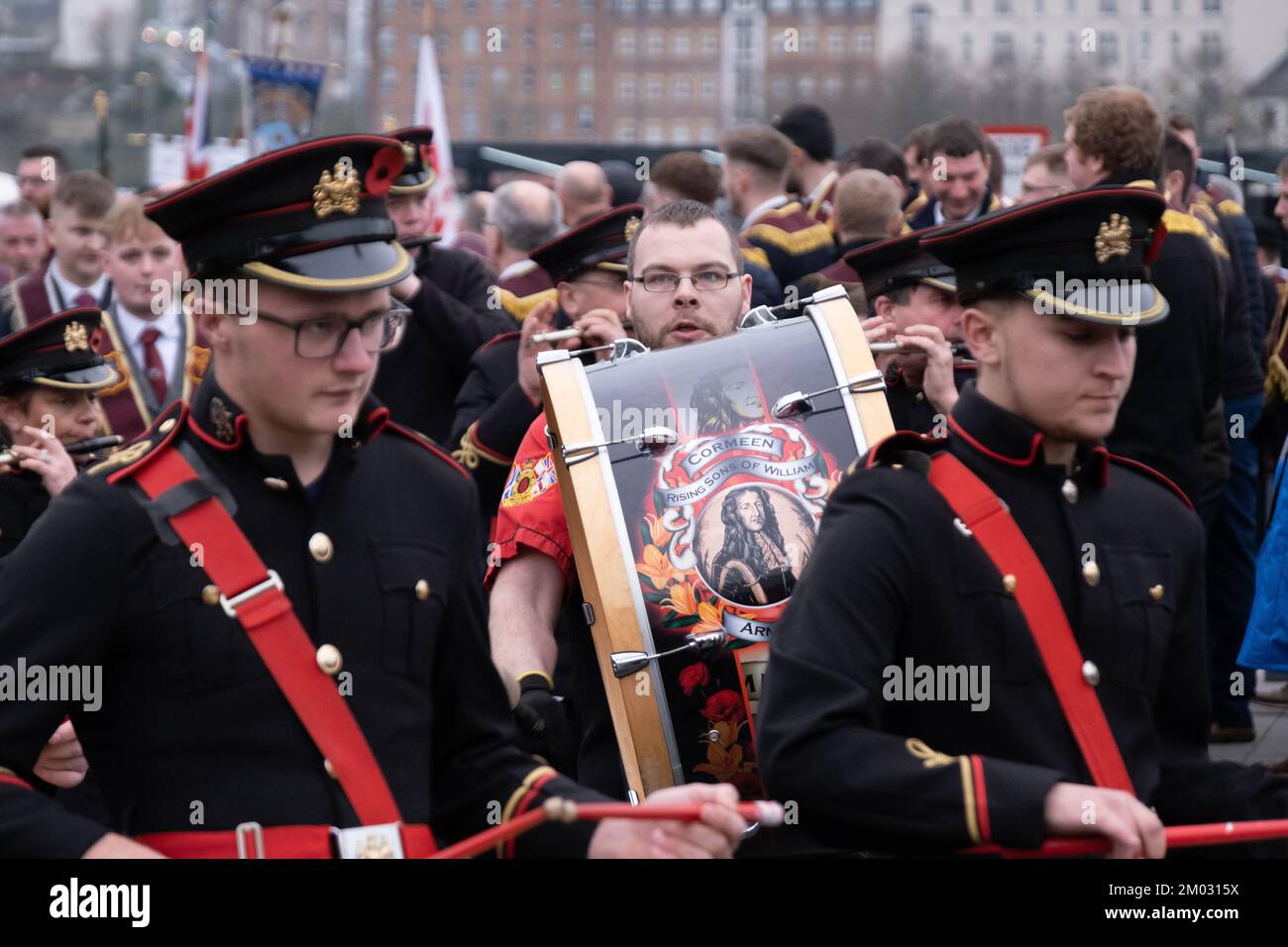 Londonderry, Regno Unito. 3 Dec, 2022. Cormeen Rising Sons of William Flute Band Leading Apprentice Boys of Derry a Cluting of the Gates 2022. Credit: Steve Nimmons/Alamy Live News Foto Stock