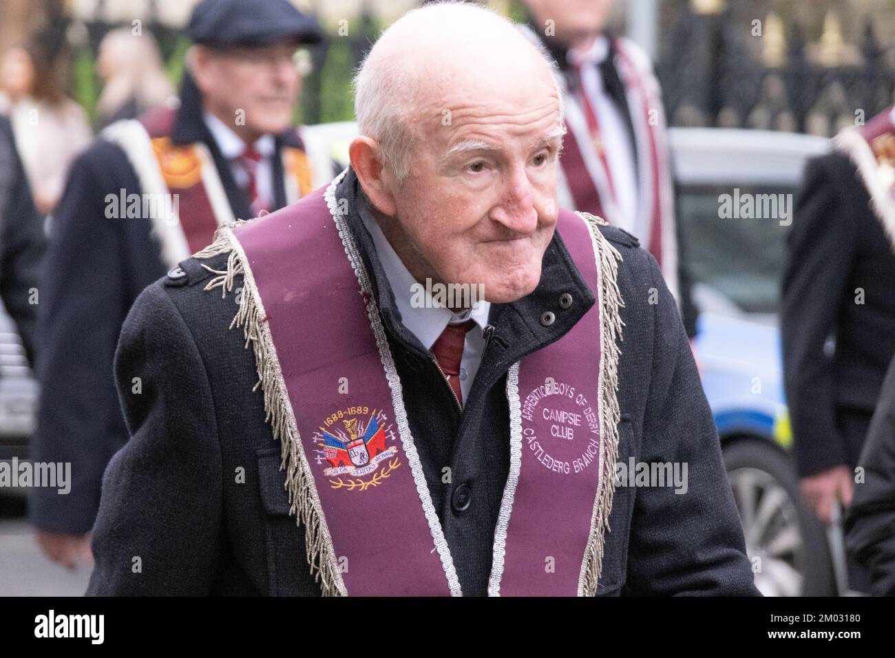 Londonderry, Regno Unito. 3 dicembre 2022. Membro del ramo Castlederg degli apprendisti di Derry alla chiusura delle porte 2022. Uomo anziano, adulto anziano, vestito e cravatta, collarette cremisi. Crediti: Steve Nimmons/Alamy Live News Foto Stock