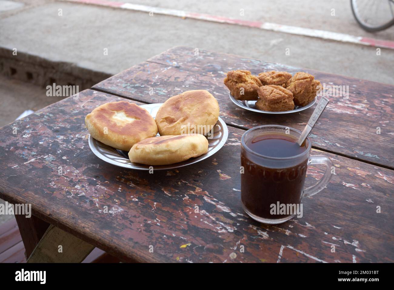 Cafe Table con colazione locale che serve Inle Lake Myanmar Foto Stock