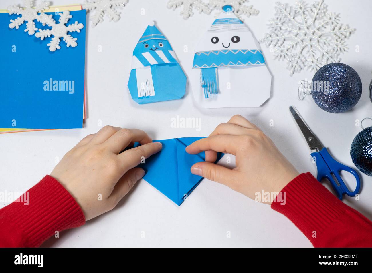 Creazione di artigianato origami da carta per Natale e Capodanno, figurine di pupazzi di neve. Foto Stock