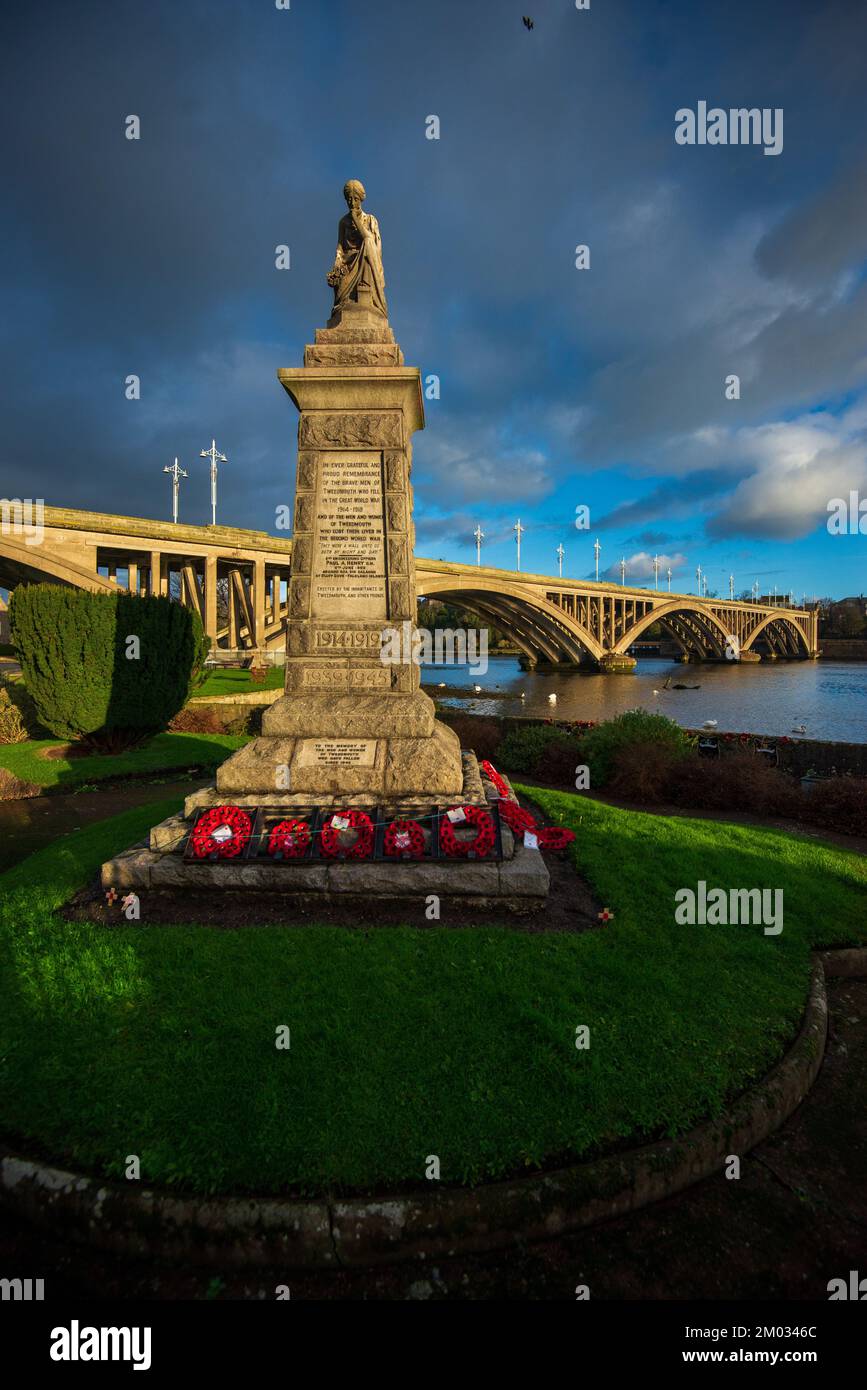 Tweedmouth War Memorial e Royal Tweed Bridge. Foto Stock