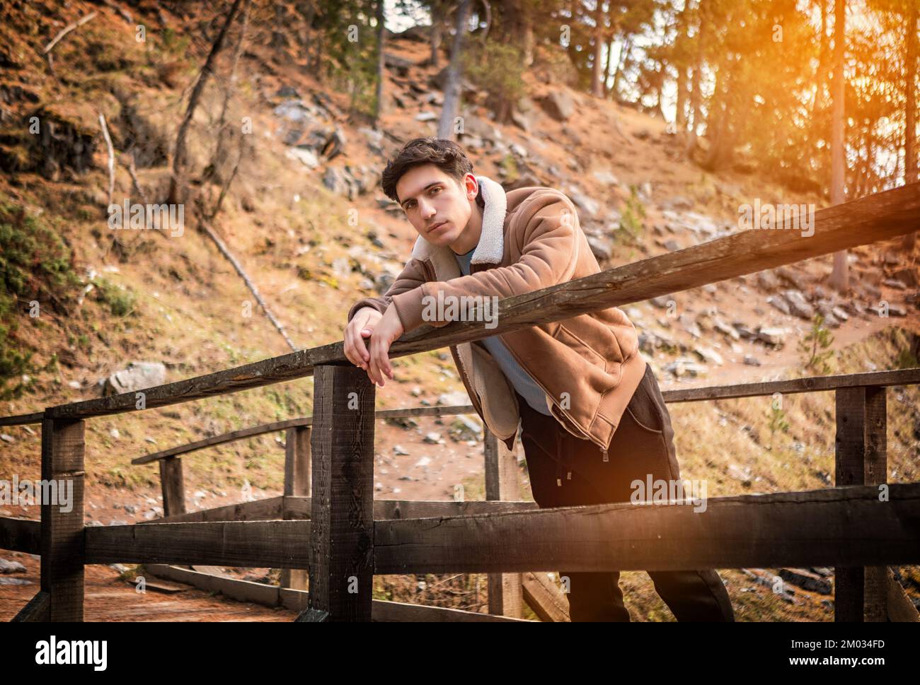 Attraente giovane uomo in montagna in autunno o in inverno Foto Stock
