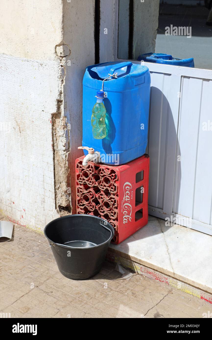 Attrezzature per il lavaggio delle mani all'esterno di un ristorante in Eritrea Foto Stock