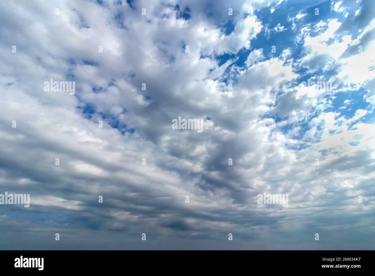 vista grandangolare delle nuvole e del cielo blu Foto Stock