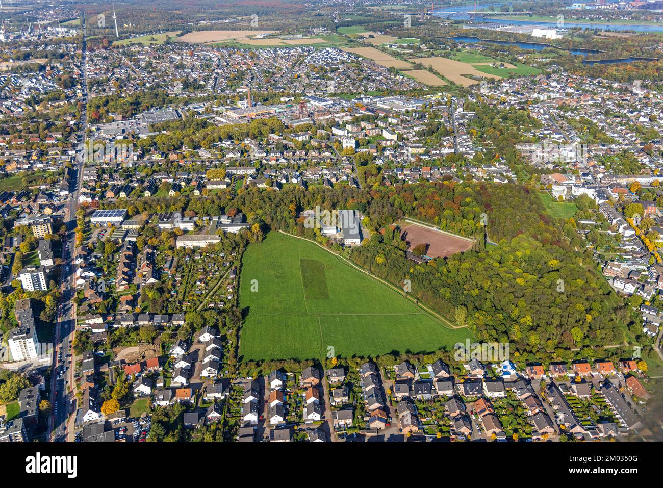 Veduta aerea, zona verde di Scherpenberger Wäldchen, Geschwister-Scholl-Gesamtschule, Moers-Hochstraß, Moers, Ruhrgebiet, Renania settentrionale-Vestfalia, Germa Foto Stock