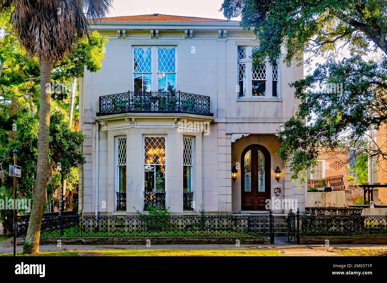 La storica Pollock-Altmayer-Green House è raffigurata su Government Street, 30 novembre 2022, a Mobile, Alabama. La casa è stata costruita nel 1876. Foto Stock