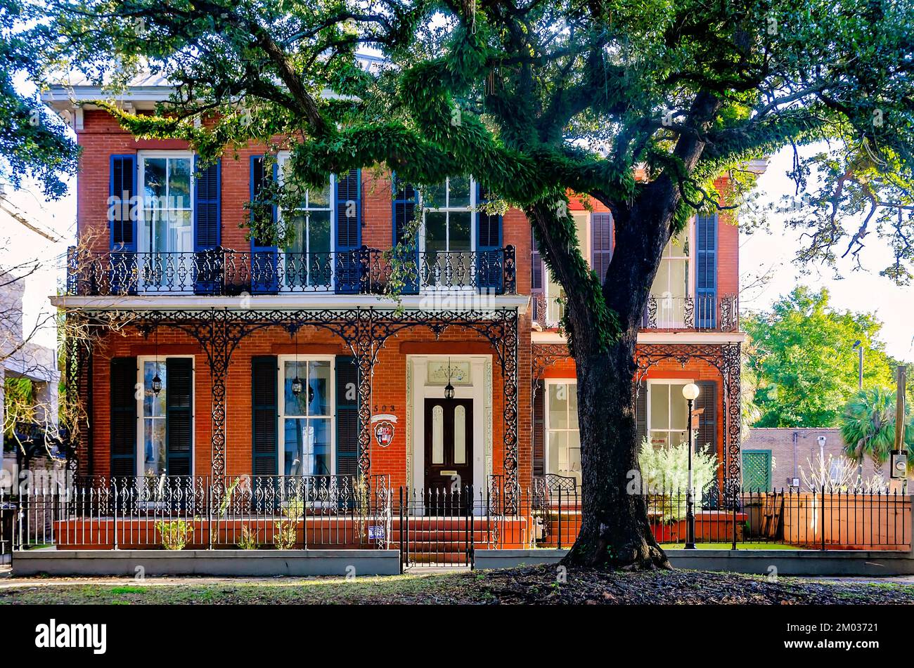 La storica Hallett House è raffigurata su Government Street, 30 novembre 2022, a Mobile, Alabama. La casa è stata costruita nel 1859. Foto Stock
