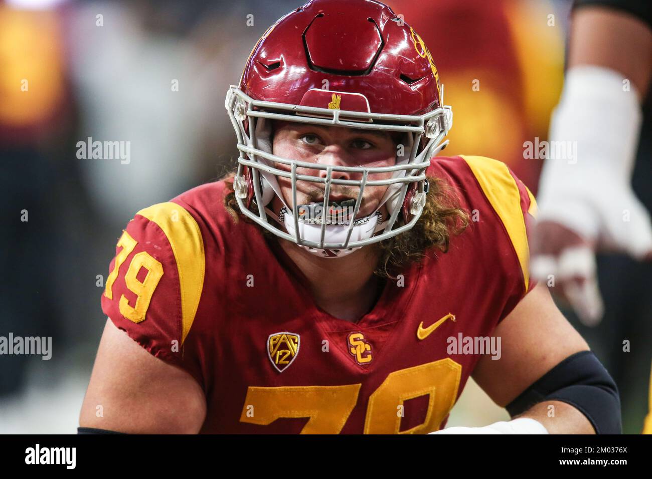 Las Vegas, Nevada, USA. 2nd Dec, 2022. Il lineman offensivo della USC Trojans Jonah Monheim (79) si riscalda prima dell'inizio del gioco di campionato PAC-12 con gli Utah Utes e i Trojans della USC all'Allegiant Stadium di Las Vegas, Nevada. Christopher Trim/CSM/Alamy Live News Foto Stock