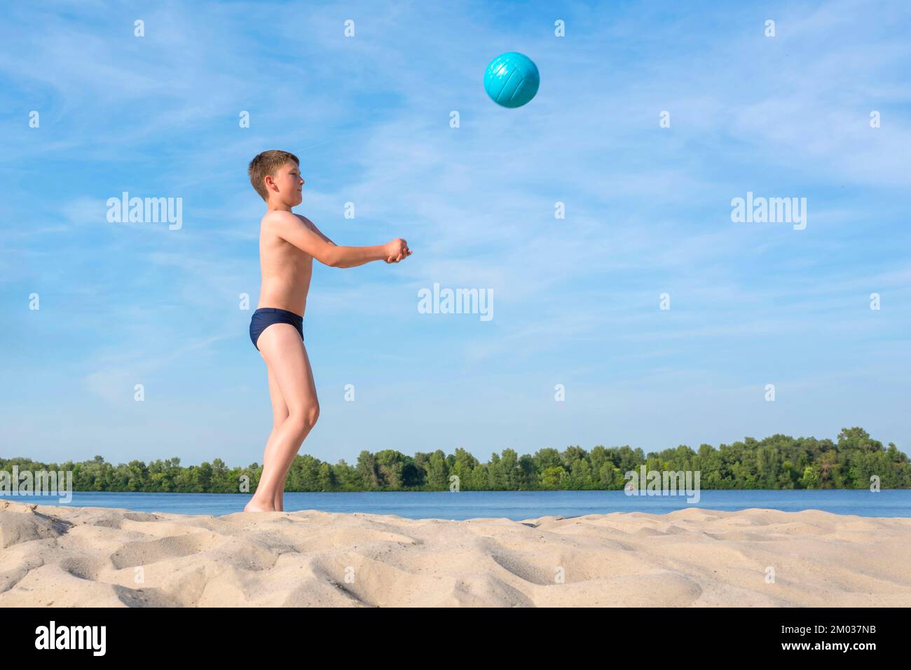 Un ragazzo gioca a Beach volley. Vista laterale. Stile di vita sportivo Foto Stock