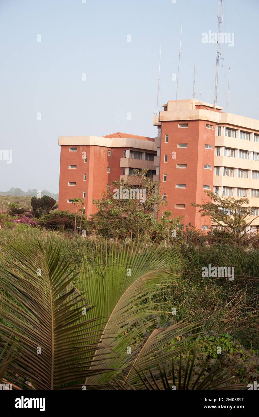 Vista su campi e edificio ONU, Bissau, Guinea Bissau Foto Stock