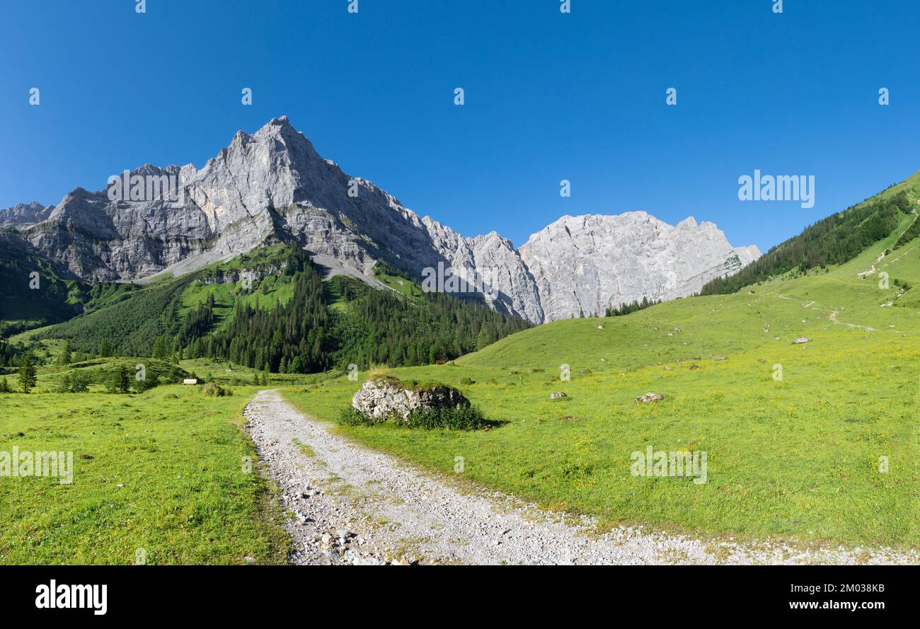 Il panorama mattutino delle pareti nord dei monti Karwendel - pareti di Spritzkar spitze e Grubenkar spitze da Enger alto - Grosser Ahornboden muro Foto Stock