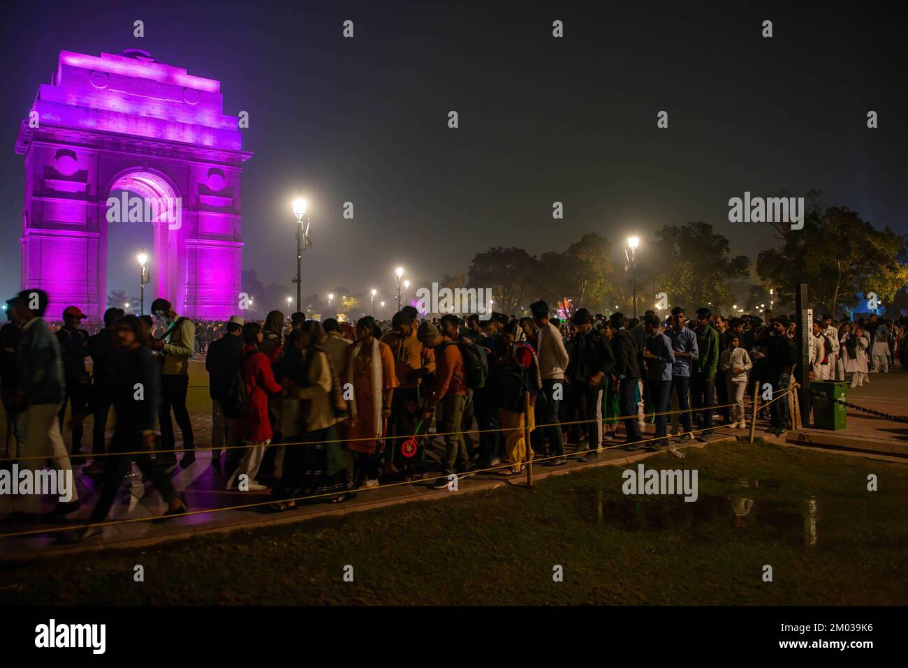 Nuova Delhi, India. 03rd Dec, 2022. Onore delle persone con disabilità e salutare la loro resilienza, il NCPEDP (Centro Nazionale per la promozione dell'occupazione per le persone disabili) ha illuminato monumenti iconici India Gate nella Giornata Mondiale della disabilità. NCPEDP è un'organizzazione volontaria senza scopo di lucro che funge da interfaccia tra il governo, l'industria, le agenzie internazionali e il settore del volontariato per l'empowerment delle persone con disabilità. Credit: SOPA Images Limited/Alamy Live News Foto Stock