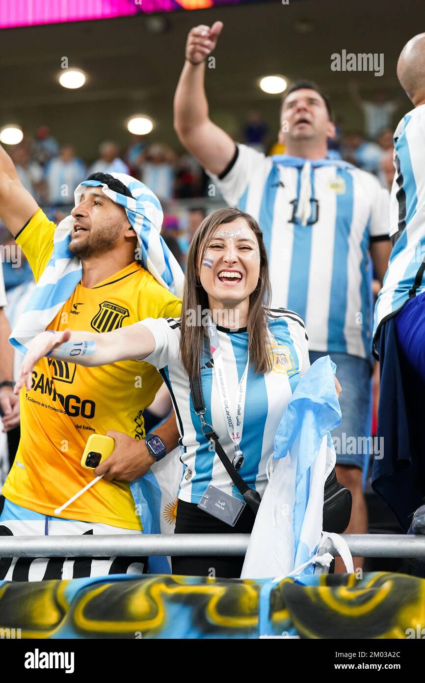 AL RAYYAN, QATAR - 3 DICEMBRE: I sostenitori dell'Argentina posa per una foto durante la Coppa del mondo FIFA Qatar 2022 Round of 16 match tra Argentina e Australia allo stadio Ahmad bin Ali il 3 dicembre 2022 ad al Rayyan, Qatar. (Foto di Florencia Tan Jun/PxImages) Credit: PX Images/Alamy Live News Foto Stock