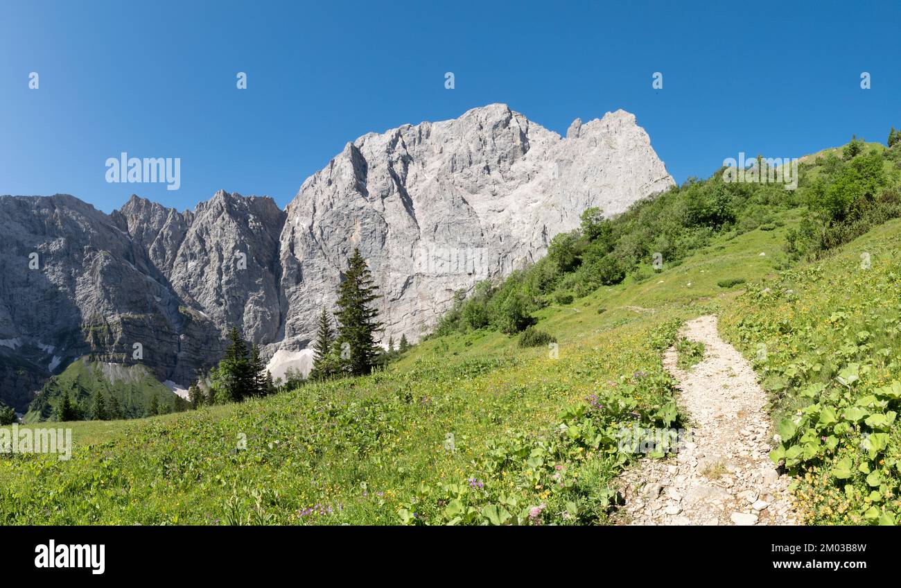 Le pareti nord dei monti Karwendel - le mura di Grubenkar spitze. Foto Stock