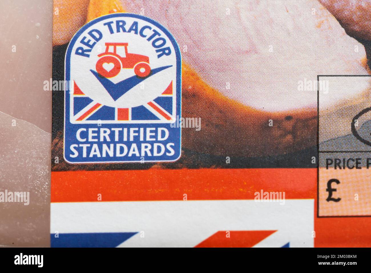 Primo piano sul logo rosso del trattore. Assured Food Standards è un'azienda britannica che concede in licenza il marchio di qualità Red Tractor, un programma di certificazione dei prodotti Foto Stock