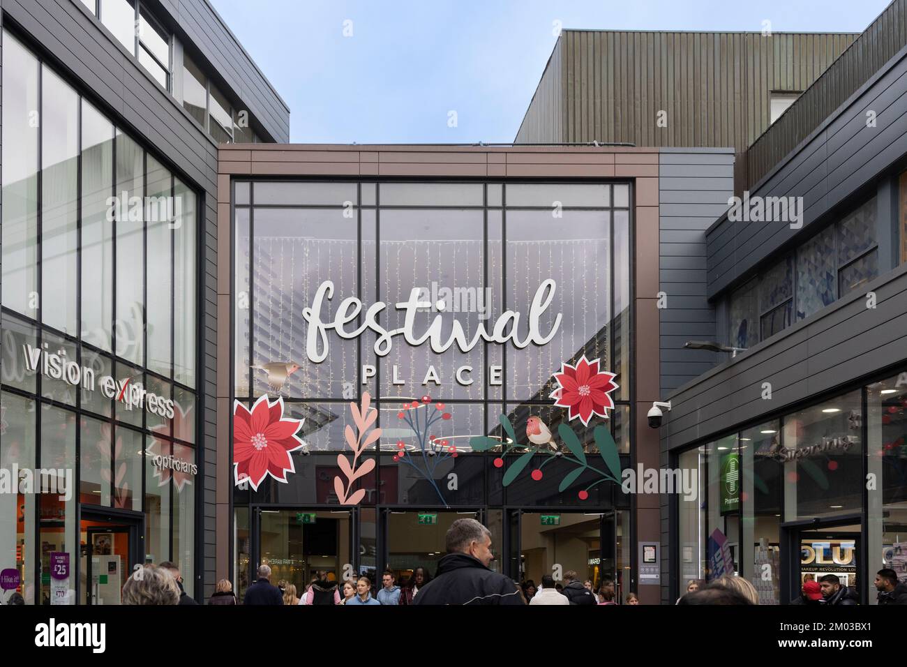 Celebrazioni natalizie nel centro commerciale Festival Place con una facciata decorata. Dicembre 2022, Basingstoke, Regno Unito Foto Stock
