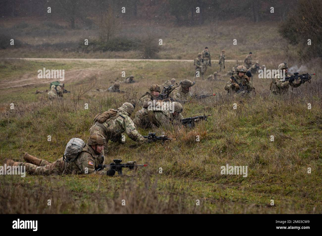 STATI UNITI I soldati assegnati alla truppa di fulmini Platoon, 3rd Squadrone, 2nd Cavallery Regiment, reagiscono al fuoco diretto come parte di un esercizio di addestramento a Hohenfels, Germania, il 2 dicembre 2022. La formazione è stata condotta durante l'operazione Dark Wolf. (STATI UNITI Foto dell'esercito di Pvt. Alejandro Carrasquel) Foto Stock