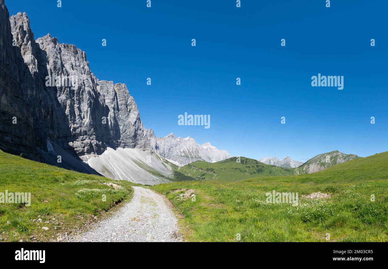 Le pareti nord dei monti Karwendel - Laliderer spitze, Laliderer Wand un'altra cime. Foto Stock