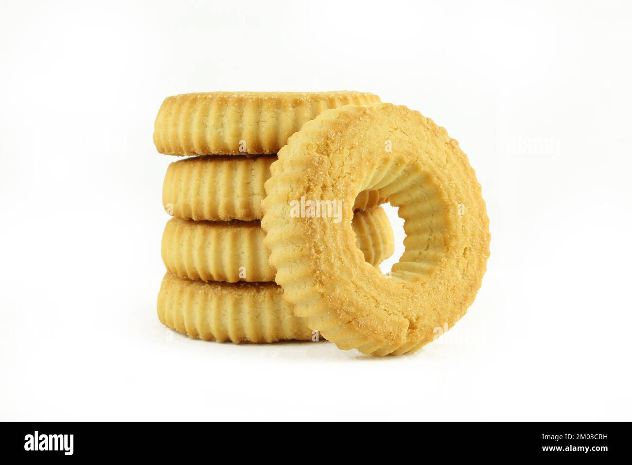 Pila di biscotti da tè a forma di anello isolati su sfondo bianco Foto Stock