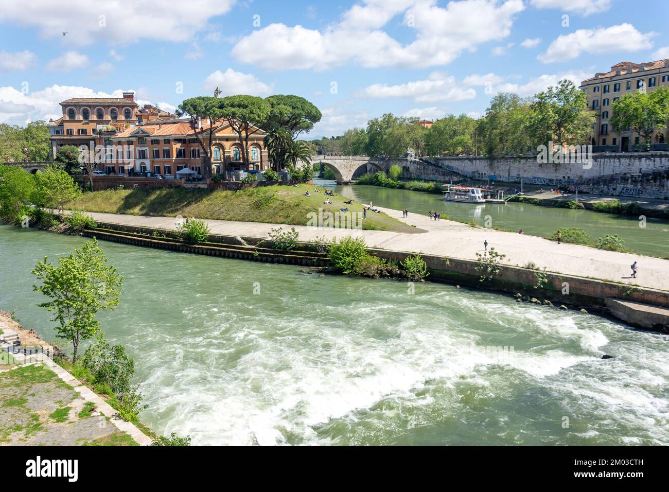 Crociera sul fiume Tevere all'Isola Tiberina, nel centro di Roma, Roma (Roma), Lazio, Italia Foto Stock