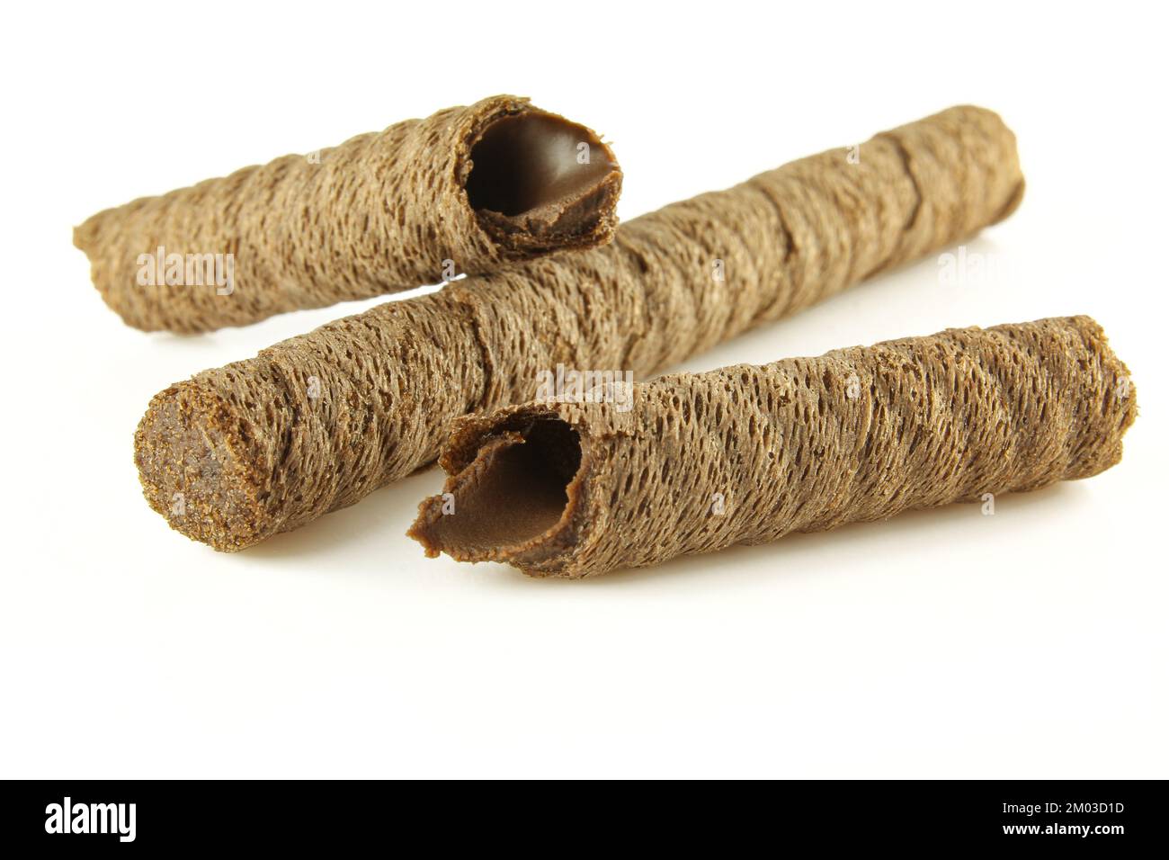 Bastoncini di wafer interi e rotti e croccanti riempiti di crema di cioccolato isolati su sfondo bianco Foto Stock