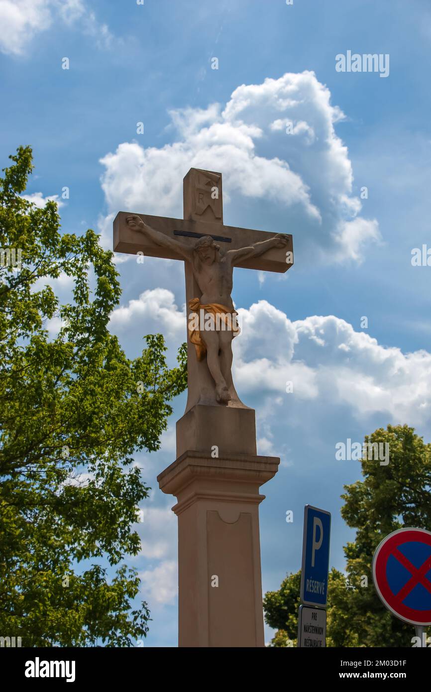 Nitra, Slovacchia - 06.14.2022: Calvario nella città di Nitra con la collina di Zobor, Repubblica slovacca. Luogo religioso. Patrimonio culturale. Sulla strada per l'hil Foto Stock